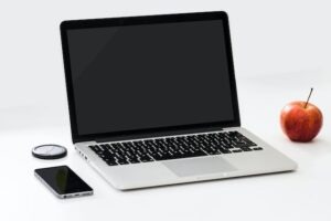 Ordenador portátil y smartphone